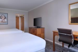 Deluxe Double Room with Two Double Beds room in Edinburgh Marriott Hotel