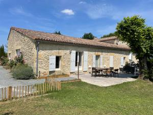 Maisons de vacances Maison de campagne avec piscine entre Saint-Emilion et Bergerac : photos des chambres