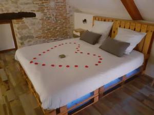 Maisons de vacances Gite romantique avec jacuzzi et piscine chauffee : photos des chambres