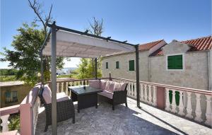 2 Bedroom Awesome Apartment In Privlaka - 3hvězdičkové hotely ve městě Privlaka