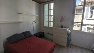 Hypercentre, place Pie, résidence Amphoux charmants appartements ou studio proche de la gare parkings et palais des papes