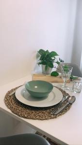 Apt 20 min from downtown train