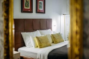 CENTRAL W ROOMS by DuHomes