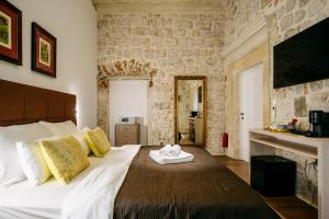 CENTRAL W ROOMS by DuHomes