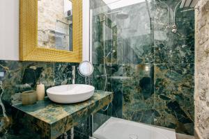 CENTRAL W ROOMS by DuHomes