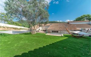 Maisons de vacances Nice Home In Pardailhan With Wifi, Private Swimming Pool And 4 Bedrooms : photos des chambres