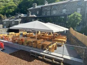 Grapes Hotel, Bar & Restaurant Snowdonia Nr Zip World - 布莱奈费斯蒂尼奥格