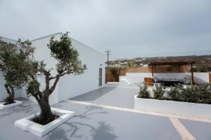 Leticia villa Santorini with heated jacuzzi