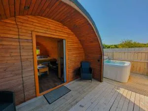 Pond View Pod 2 with Private Hot Tub - Fife - Loch Leven - Lomond Hills - 金罗斯