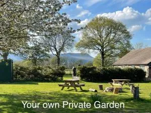 Spacious Cottage - Sleeps 4 - in the Black Mountains - Clodock