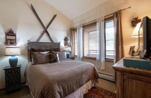 Top Floor Condo with Views of Ski Slopes and Gondola in Zephyr Mountain Lodge condo