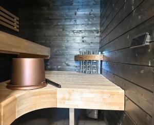 Yläkerran asunto parvekkeella ja saunalla