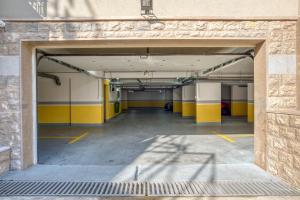 Apt "Royal Oak" 2 Bedroom with Garage Parking