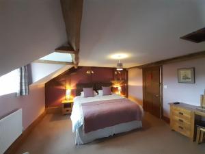 Deluxe Triple Room room in The Dolfor Inn