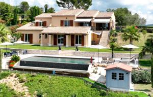 Maisons de vacances Nice home in L, Adrets de LEsterel with 5 Bedrooms, WiFi and Outdoor swimming pool : photos des chambres