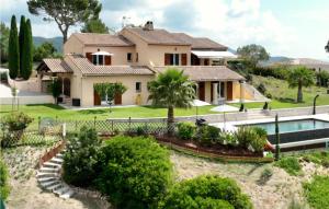 Maisons de vacances Nice home in L, Adrets de LEsterel with 5 Bedrooms, WiFi and Outdoor swimming pool : photos des chambres