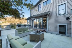 Walk to Skiing and Main, Spectacular Old Town 4BR Modern Home, Hot Tub, Fireplace, Outdoor firepit