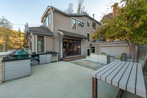 Walk to Skiing and Main, Spectacular Old Town 4BR Modern Home, Hot Tub, Fireplace, Outdoor firepit