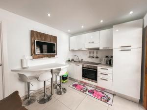 Exclusive Francys apartment in Garden City, SantEugenio