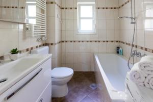 SunSpot Apartment - beautiful view with big garden, free parking, central