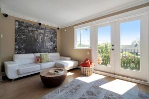 Great West Vancouver house with hot tub, across from beach & 10 mn to Downtown Vancouver