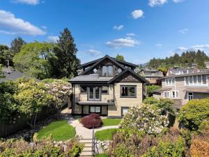 Great West Vancouver house with hot tub, across from beach & 10 mn to Downtown Vancouver