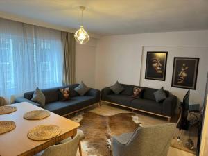 Tramvaya yakın yenilenmiş konforlu daire