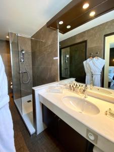 Hotels HR Hotel-Restaurant & Spa Marin : Chambre Classique avec Terrasse

