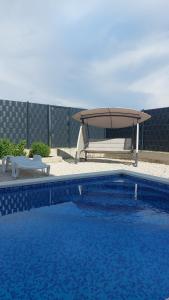 Modern apartment with swimming pool