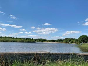 Maisons de vacances Maison en bois avec vue sur etang de Sandun : photos des chambres