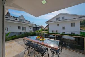 FETHİYE MERKEZİ DOĞAYLA İÇ İÇE 4+2 WHİTE VİLLA