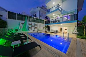 FETHİYE MERKEZİ DOĞAYLA İÇ İÇE 4+2 WHİTE VİLLA