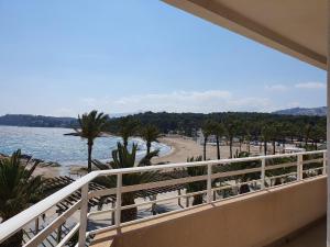 ESPACIOSO APARTAMENTO EN PRIMERA LÍNEA DEL MAR