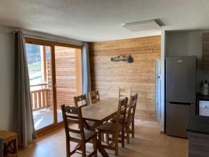 Appartement Duplex Les Orres 1800 pour 8 personnes aux pieds des pistes avec ménage et une place de parking inclus