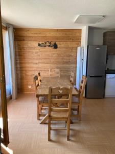 Appartement Duplex Les Orres 1800 pour 8 personnes aux pieds des pistes avec ménage et une place de parking inclus