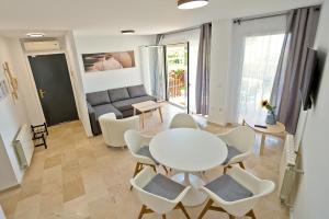 On Beach Deluxe Apartment with Pools and own Garden