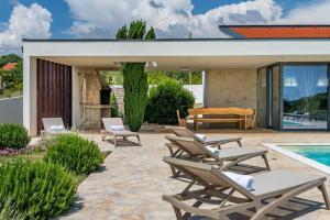 Villa T, spacious with heated pool, hot tub & sauna