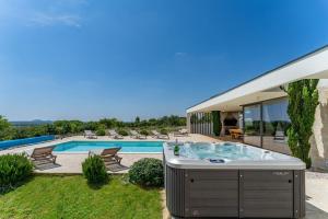 Villa T, spacious with heated pool, hot tub & sauna