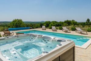Villa T, spacious with heated pool, hot tub & sauna