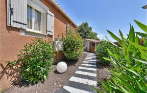 Maisons de vacances Nice home in Sorgues with WiFi and 3 Bedrooms : photos des chambres