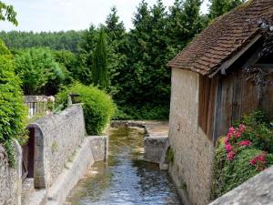 Maisons de vacances Beautiful cottage with swimmingpool adjacent to an exquisite 14th century castle : photos des chambres