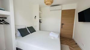 B&B / Chambres d'hotes VILLA HOLISTIKA : BED AND BREAKFAST / POOL / AIR CONDITIONING/ MONT FARON TOULON : photos des chambres