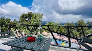 B&B / Chambres d'hotes VILLA HOLISTIKA : BED AND BREAKFAST / POOL / AIR CONDITIONING/ MONT FARON TOULON : photos des chambres