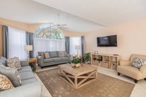 NEAR DIS & Sleeps 10! TWO King Master BR Suites, Bunks For The Kids, Private Patio, NO Steps, Pool, LOW Rates!