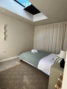 The Bit On The Side, Private Studio, Own Entrance, Free Driveway Parking, 10 min Drive to Bath, Cheap EV point