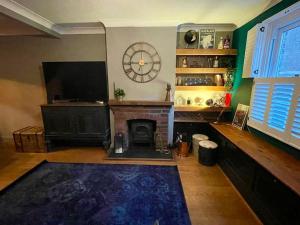 2 bed Victorian Cottage, log burner & garden room.