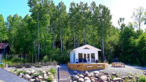 Loft-Sleeps5-Parking-Spa-LakeViews-PetFriendly