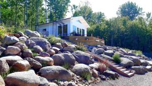 Loft-Sleeps5-Parking-Spa-LakeViews-PetFriendly