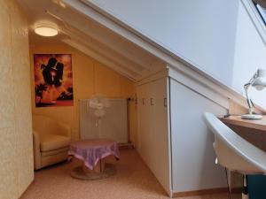 Sonnige ruhige Dachzimmer inkl WIFI plus Kaffee mit WG Dusche und neuer Küche