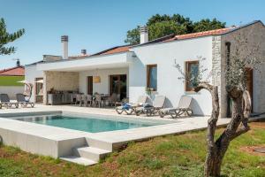 Villa San Zusto, 1600 m2 plot area, heated pool with hydromassage zone